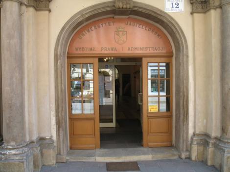 Zdjęcie nr 6 (7)
                                	                             Wejście do Pałacu Larischa
                            